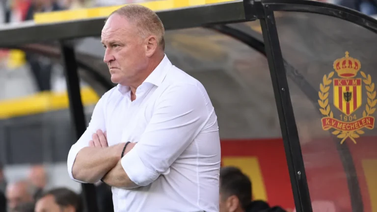 Fred Vanderbiest staat geconcentreerd langs de zijlijn bij KV Mechelen.