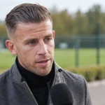 Toby Alderweireld spreekt buiten op een trainingscomplex.