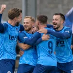 Spelers van Union Rochefort vieren samen langs het veld.