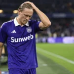 Ludwig Augustinsson van Anderlecht kijkt ontgoocheld langs de zijlijn na een wedstrijd.