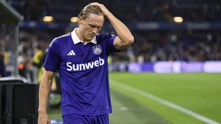 Ludwig Augustinsson van Anderlecht kijkt ontgoocheld langs de zijlijn na een wedstrijd.