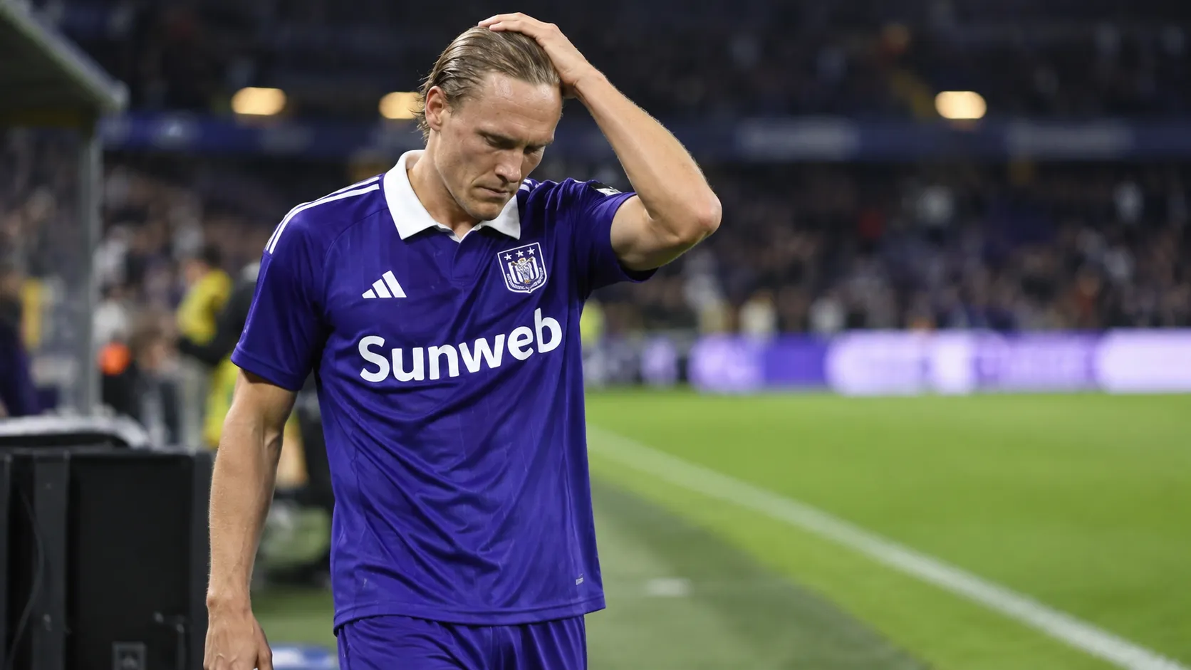 Ludwig Augustinsson van Anderlecht kijkt ontgoocheld langs de zijlijn na een wedstrijd.