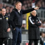 Wouter Vrancken aan de zijlijn van een voetbalveld tijdens een wedstrijd.