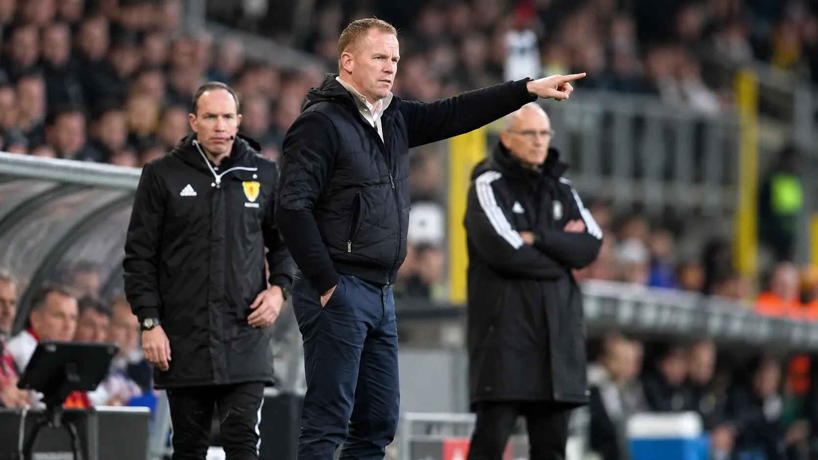 Wouter Vrancken aan de zijlijn van een voetbalveld tijdens een wedstrijd.