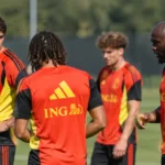 Een groep spelers van de Rode Duivels tijdens een outdoortraining.