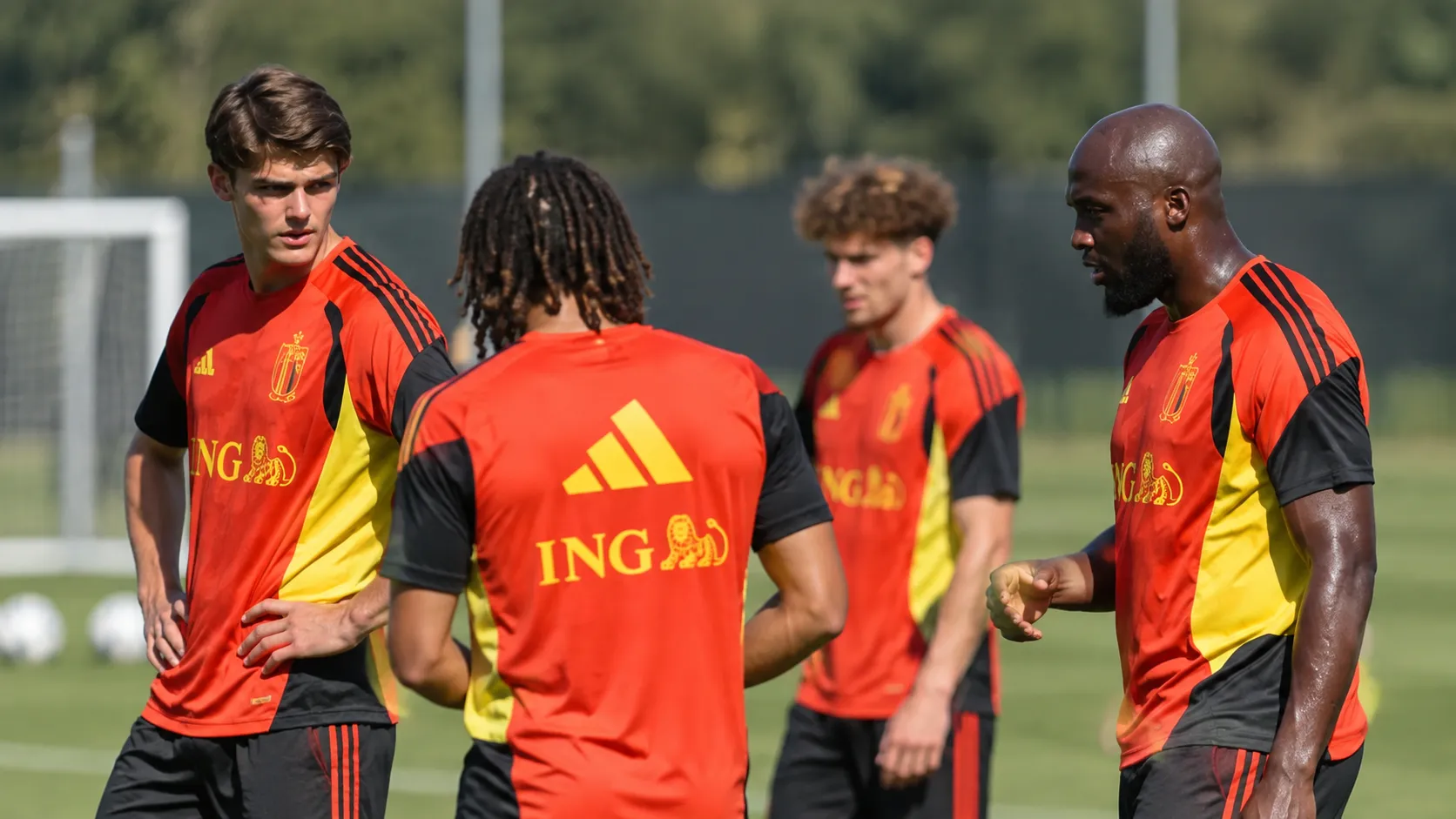 Een groep spelers van de Rode Duivels tijdens een outdoortraining.