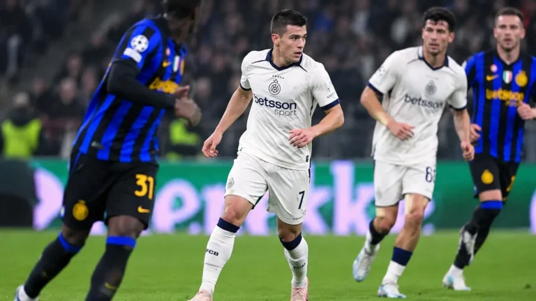 Nicolò Tresoldi in wit wedstrijdtenue tijdens een competitiewedstrijd.