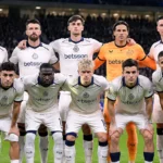 De spelersgroep van Club Brugge poseert samen op het veld voor een wedstrijd.