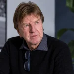 Aad de Mos tijdens een voetbalinterview in een neutrale mediaruimte.