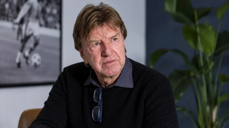 Aad de Mos tijdens een voetbalinterview in een neutrale mediaruimte.