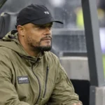 Vincent Kompany zit aandachtig op de bank in de technische zone.
