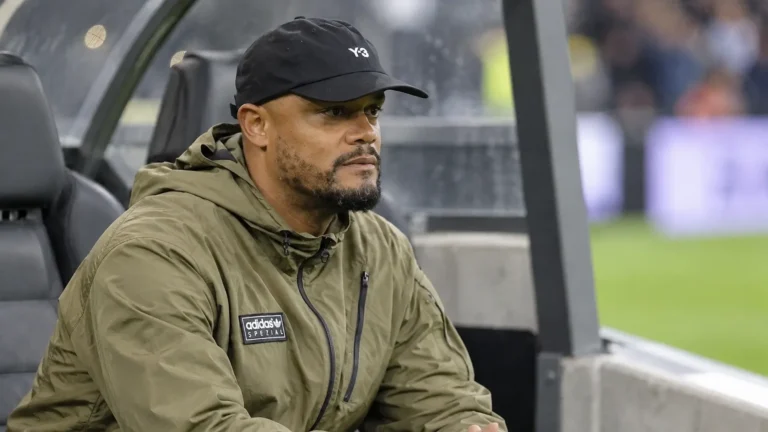 Vincent Kompany zit aandachtig op de bank in de technische zone.