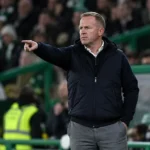 Wouter Vrancken staat geconcentreerd langs de zijlijn tijdens de wedstrijd van Hearts op Celtic Park.