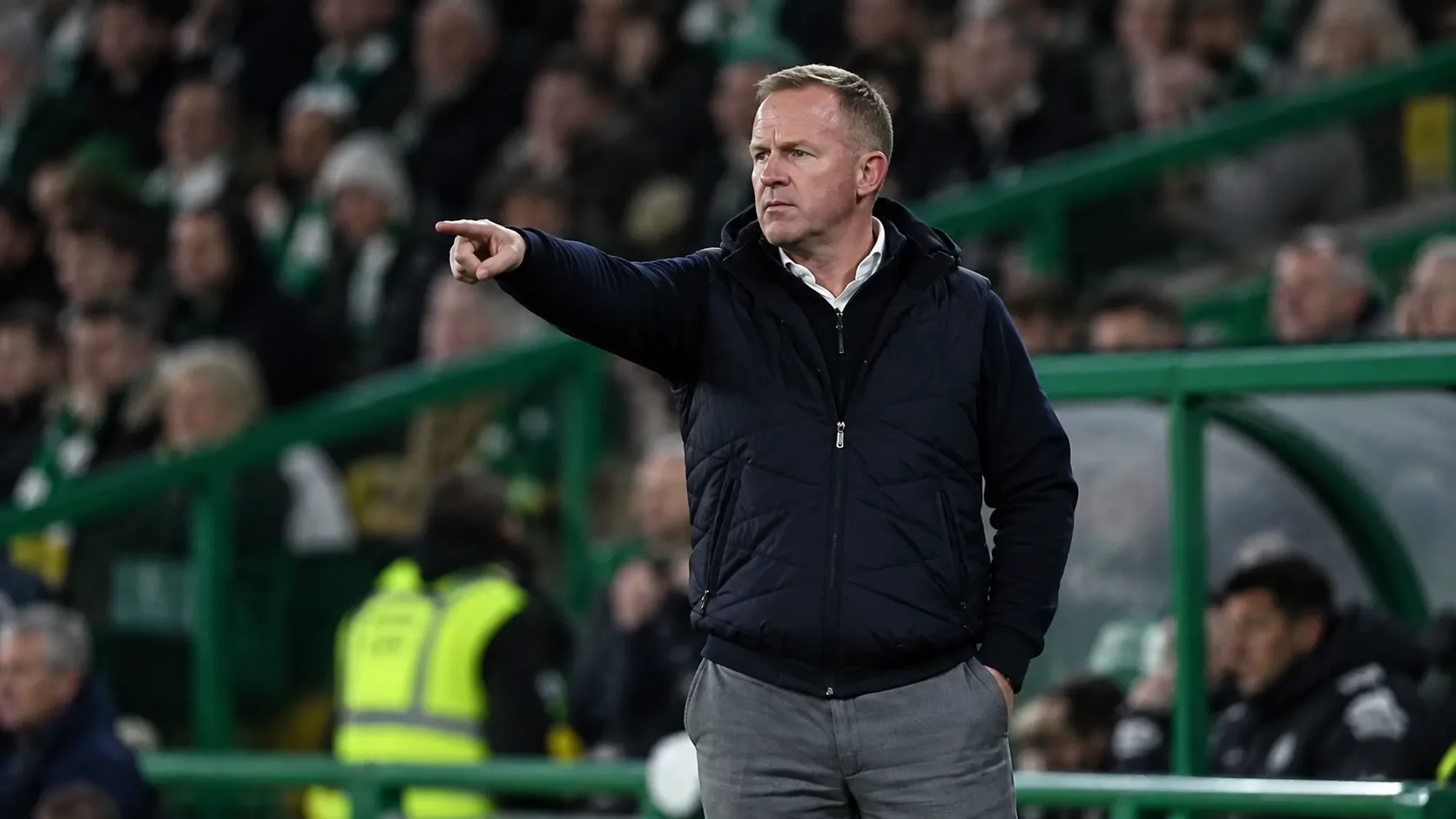 Wouter Vrancken staat geconcentreerd langs de zijlijn tijdens de wedstrijd van Hearts op Celtic Park.