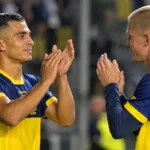 Twee voetballers applaudisseren elkaar na een wedstrijd.
