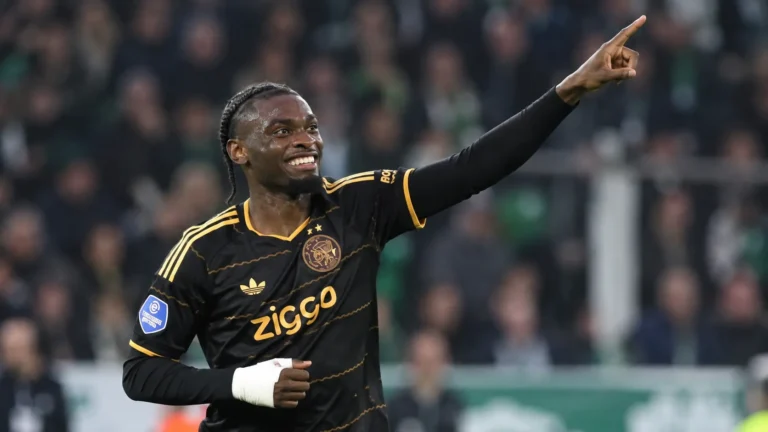 Jorthy Mokio van Ajax viert tijdens een wedstrijd in De Euroborg.