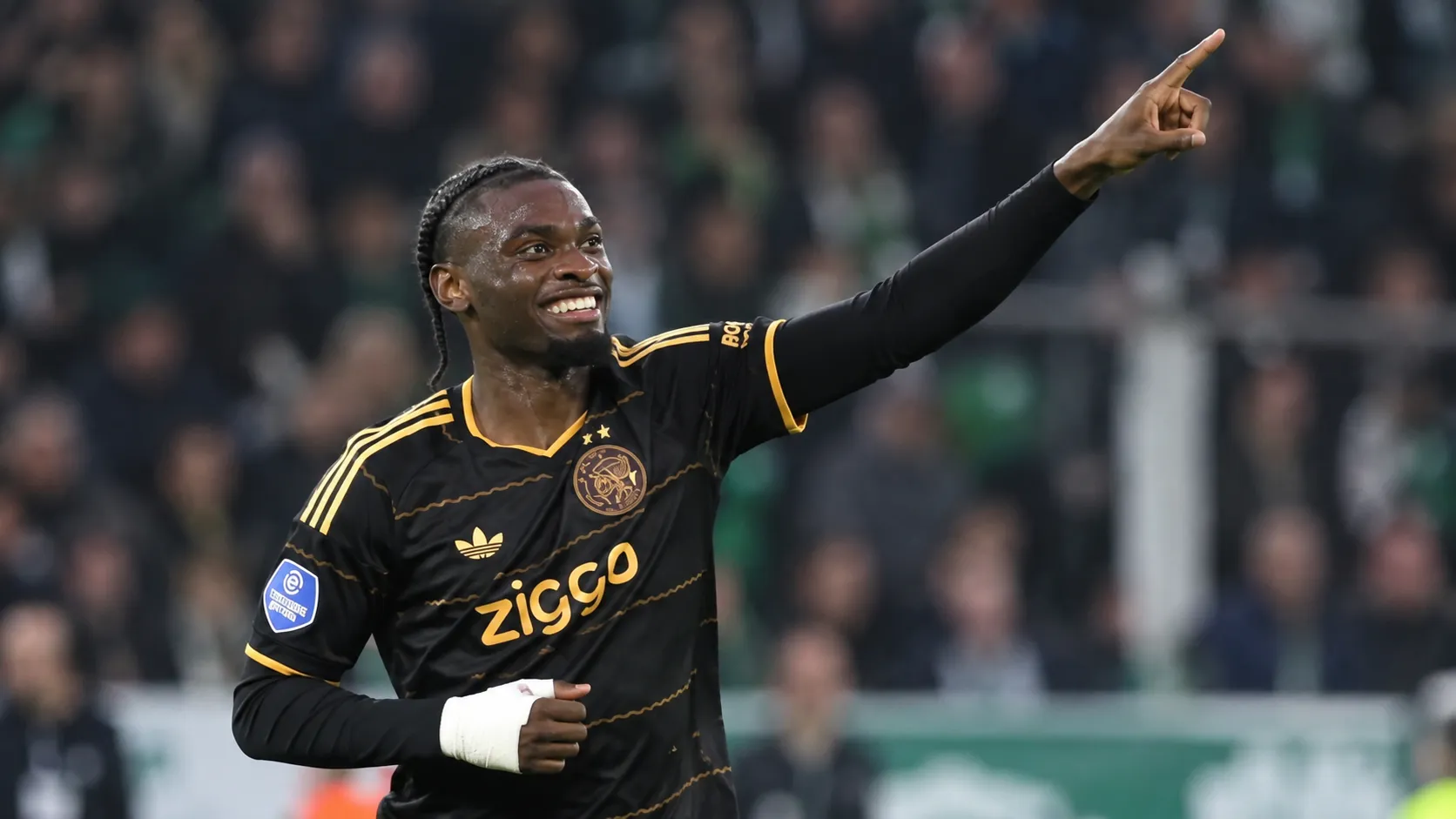 Jorthy Mokio van Ajax viert tijdens een wedstrijd in De Euroborg.