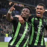 Twee spelers van Cercle Brugge vieren samen een doelpunt op het veld.