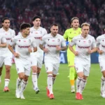 Spelers van Jagiellonia Białystok verzamelen op het veld voor een Europese wedstrijd.
