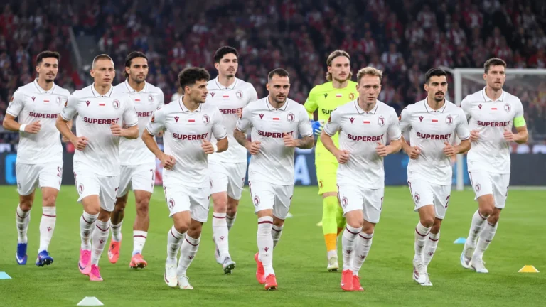 Spelers van Jagiellonia Białystok verzamelen op het veld voor een Europese wedstrijd.