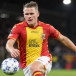 Mathis Suray van Go Ahead Eagles in actie tijdens een wedstrijd.