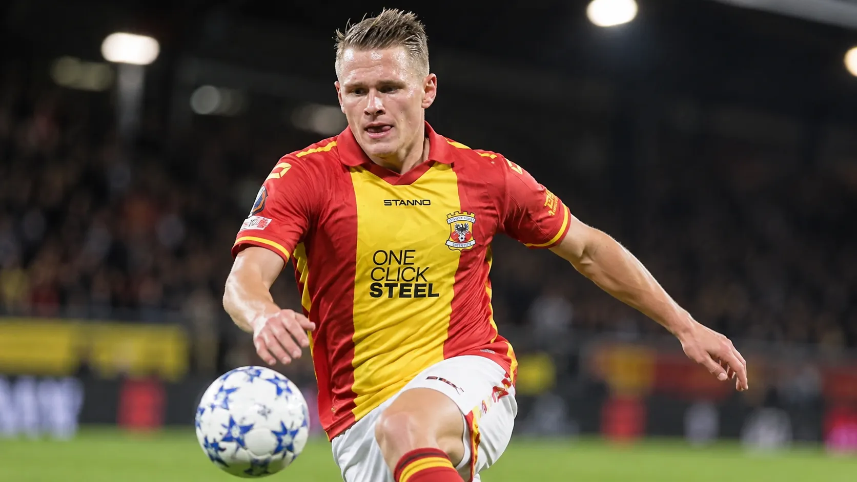 Mathis Suray van Go Ahead Eagles in actie tijdens een wedstrijd.