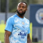 Antoine Semenyo in Manchester City-trainingskleding aan de rand van het trainingsveld.
