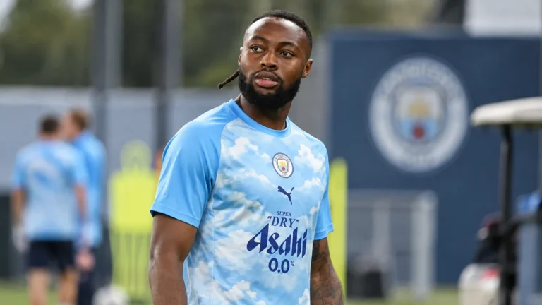 Antoine Semenyo in Manchester City-trainingskleding aan de rand van het trainingsveld.
