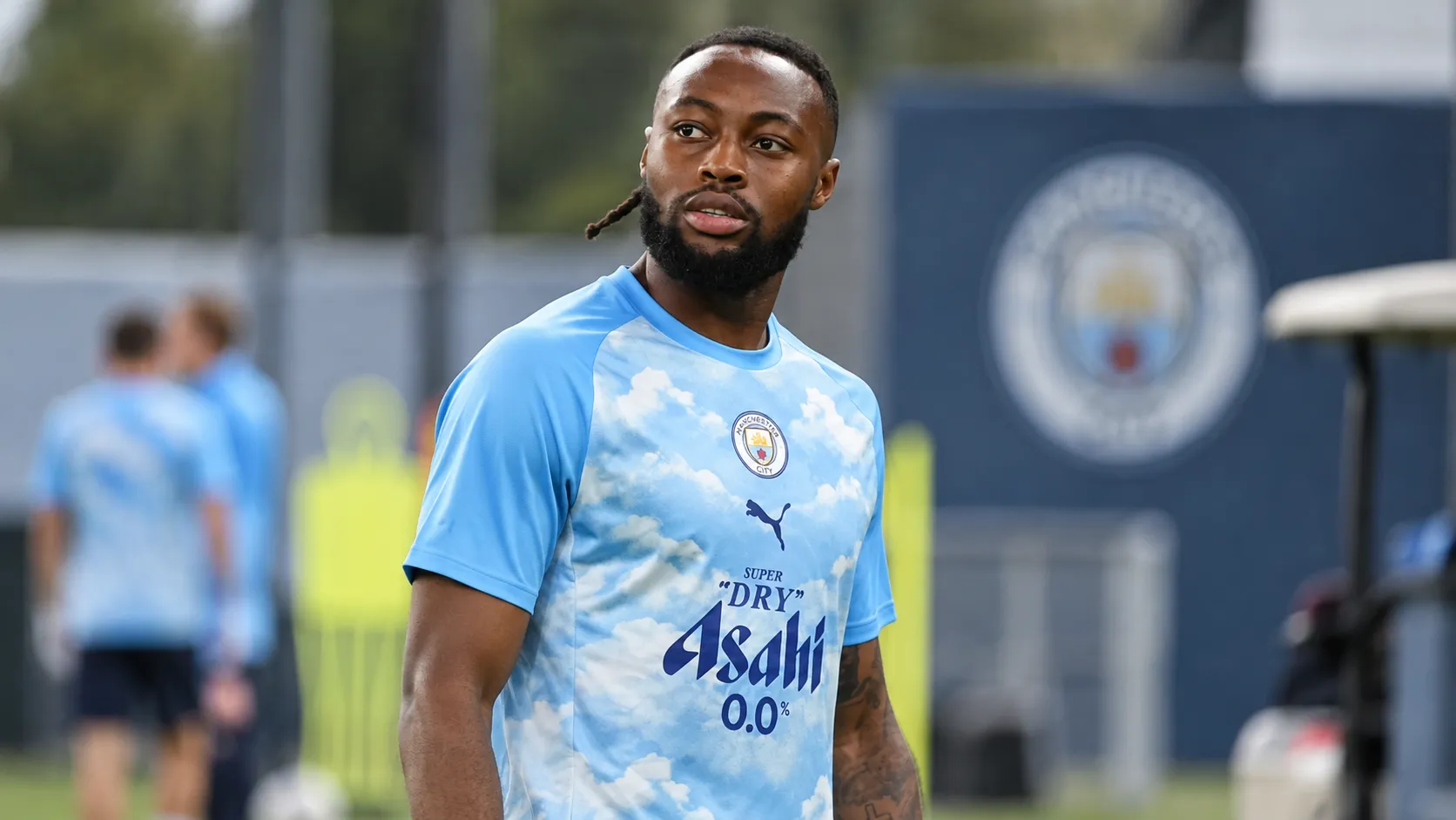 Antoine Semenyo in Manchester City-trainingskleding aan de rand van het trainingsveld.