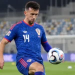 Een Kroatische speler in blauw tenue tijdens een opwarming met bal in het Stadion Rujevica.
