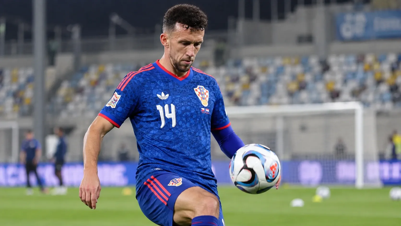 Een Kroatische speler in blauw tenue tijdens een opwarming met bal in het Stadion Rujevica.