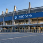De lege ingang van de Cegeka Arena met een vaste KRC Genk-aanduiding.