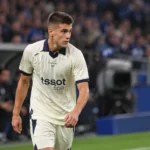 Nicolo Tresoldi van Club Brugge wandelt op het veld in een licht wedstrijdtenue.