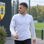 Thorgan Hazard op het trainingscomplex van Lens in neutrale trainingskleding.