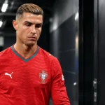 Cristiano Ronaldo in het tenue van Portugal in een stadionomgeving.