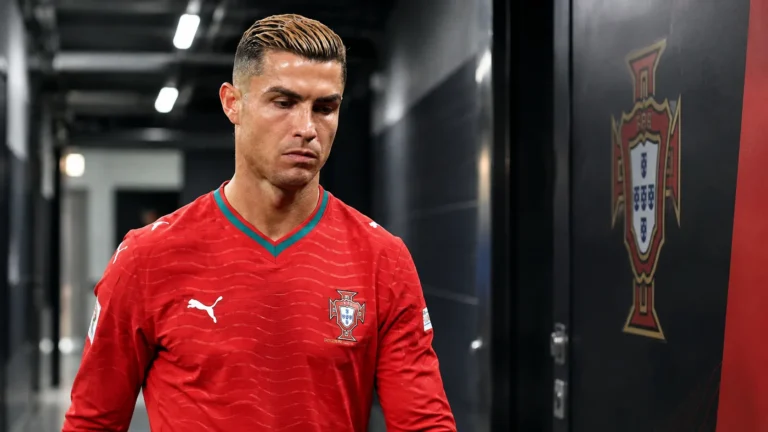 Cristiano Ronaldo in het tenue van Portugal in een stadionomgeving.