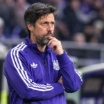 Vitor Bruno langs de zijlijn in paarse Anderlecht-trainingskleding.