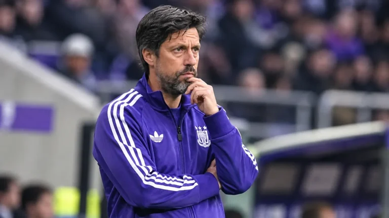 Vitor Bruno langs de zijlijn in paarse Anderlecht-trainingskleding.