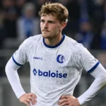 Max Dean van KAA Gent op het veld in het witte wedstrijdtenue van de club.