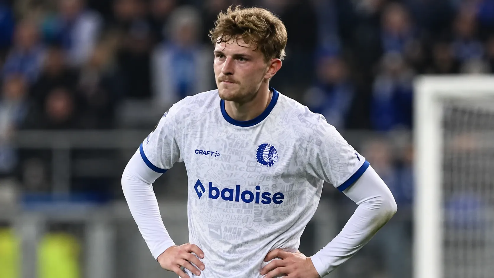 Max Dean van KAA Gent op het veld in het witte wedstrijdtenue van de club.