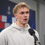 Adam Karabec spreekt in een rustige mixed zone van een stadion.