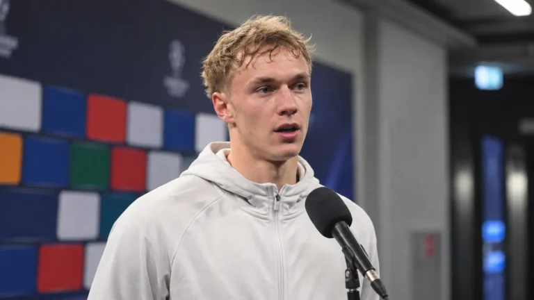 Adam Karabec spreekt in een rustige mixed zone van een stadion.