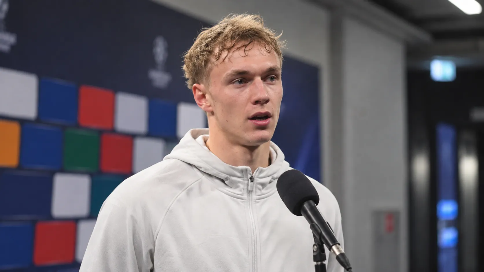 Adam Karabec spreekt in een rustige mixed zone van een stadion.