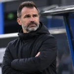 Ivan Leko observeert het veld vanuit de technische zone van Club Brugge.