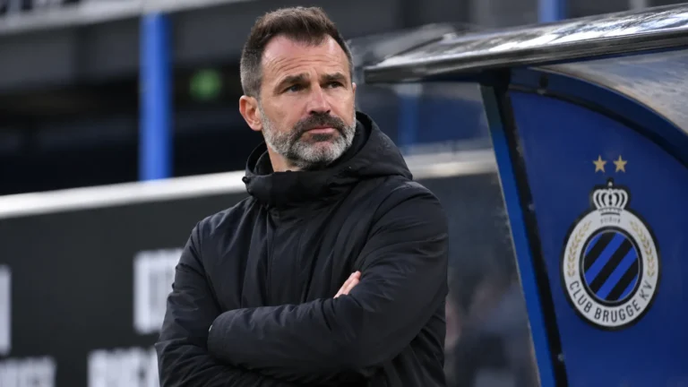 Ivan Leko observeert het veld vanuit de technische zone van Club Brugge.