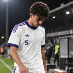 Ali Maamar loopt na een avondwedstrijd over het veld in zijn wedstrijdshirt.