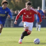 Kai Rooney in actie voor Manchester United U21 tijdens een jeugdwedstrijd.