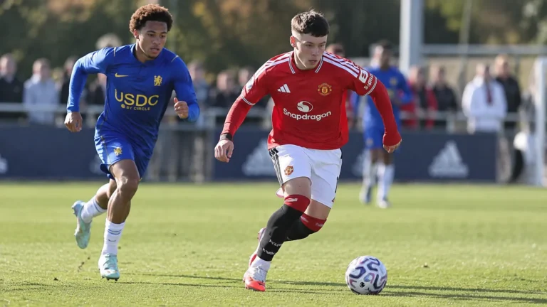 Kai Rooney in actie voor Manchester United U21 tijdens een jeugdwedstrijd.
