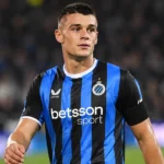 Nicolo Tresoldi van Club Brugge tijdens een avondwedstrijd op het veld.