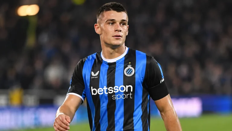 Nicolo Tresoldi van Club Brugge tijdens een avondwedstrijd op het veld.
